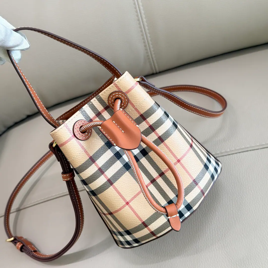 Special level BThis thumpy brown bucket bag in the new season., Using environmentally friendly and easy-to-record materials🌟Light endurance, It's so sweet and so sweet. The capacity is still good.💕Dimensions16.5x 11 x 18.5cmModel1841