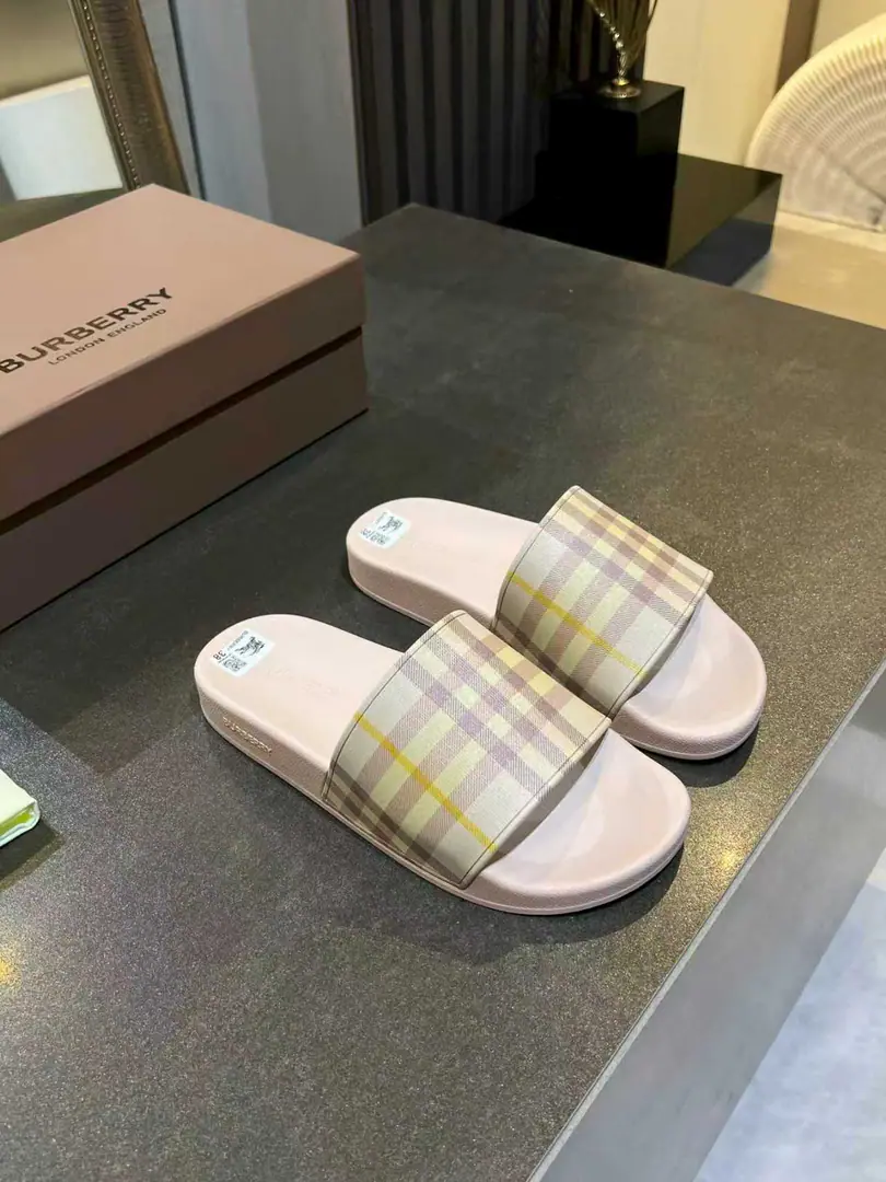 The new slipper in the counter has the branded letter-based logo., And the chief creative director. Riccardo Tisci It's... Burberry First Show Series Name「Kingdom」 Ruler Guide One to one., Pattern5DPrint, Shoe.: %Environmentally friendly polyamide, Shoes under the sole.: %Rubber Setup Design Codes, 36-46