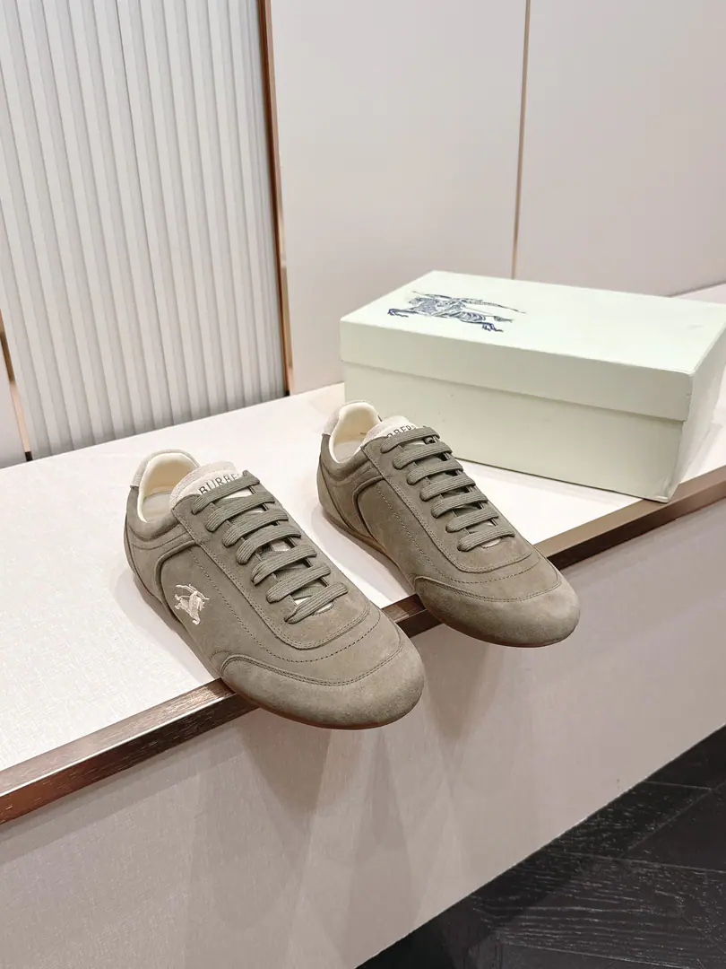 Top Men Burberry - Boboli. 2026Newest leisure. - Tetsu. A soft and comfortable German shoe. Next2026Summer series successfully launchedKnightA new low-group sports shoe after the sneakers captures the low-profile contour of the new seasonly stale and is sophisticated.BurberryThe details are made from the soft napa leather with the anti-feather leather. Of which the linen color/The dove-coloured formula uses the anti-feather-glossed fabric with a greasy-tied strap of shoes and a puncture. BurberryLogo Same paragraph for men and women The scale is carefully considered. It's a neutral contemplation that keeps the bright. And the softness of the woman in the dress. Bullskins. Original Base 35-45Code