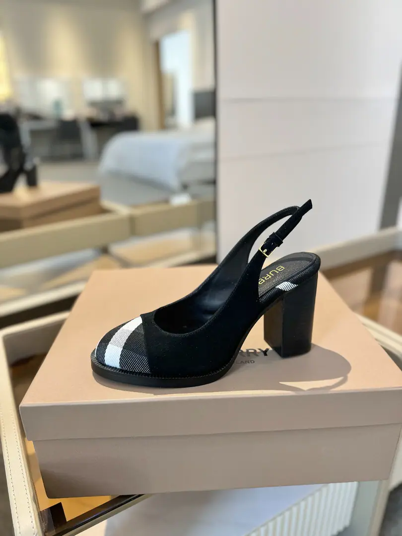 Burberryy 𝑩𝒖𝒓𝒃𝒆𝒓𝒓𝒚𝒚 💝 👠 𝘽𝙪𝙧𝙗𝙚𝙧𝙧𝙮𝙮 Bobley.2025The new exclusive has been launched. It's a classy, intelligent style. 💋High heels. 🎉BURBERRYBobley England.🇬🇧Luxury brands, Original1:1Copy, Synchronize new cabinets A high heels with grace., Decoration branding pattern. 🆕🆕🆕 ✅Fabulous.: Original Gear ✅Otsumi!: The original is really a big one. ✅He's tall.: 9.5𝙘𝙢 ✅Codes: 𝟑𝟒-𝟒𝟏（𝟑𝟒.𝟒𝟎.𝟒𝟏Do it.）