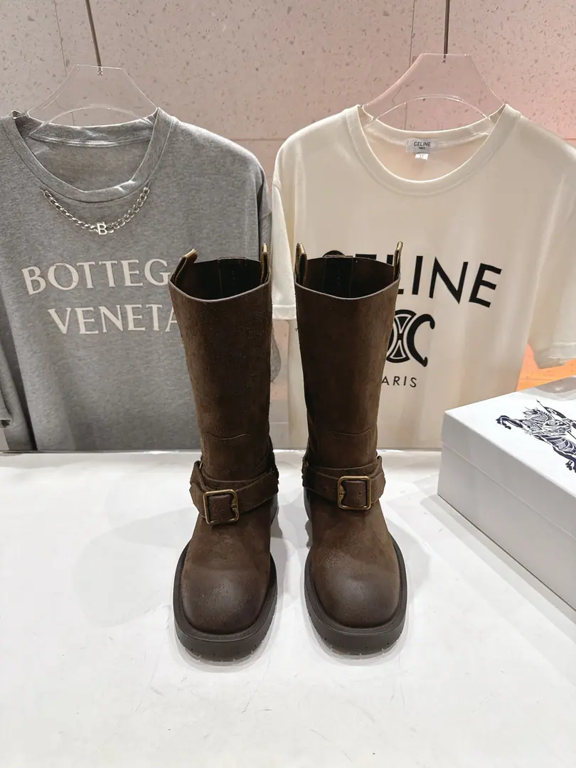 High Version Out BURBERRY～- Boboli.BBR F From the designer.Daniel Lee 25ss/Autumn and winter are all new to design new boots with medium-tock boots. ImmoIing has a lot of red stars on her feet. This autumn and winter are restricted. The counter is very difficult to buy. Looks tough. It's really soft and very nice.！I'm so impressed with my feet.！ The boots are wide. No matter how thick your legs are. You can wear a loose and straight leg.！！Punk wind is perfect.！（✅ZPBlue Knight's shoe bottom.） ✔Shoe.: Customize import of high-silence refraction cow skin ✔Uchi.: Order sheep skins. ✔Shoes under the sole.: Original version to open ✔He's tall.: 3.5cm ✔Codes: 35-39（40I'll make sure I don't change it.！） （Full package）