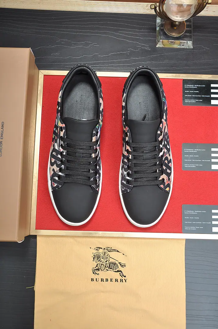 Get out of the factory. 【burberry- Boboli.】（In the cow's skin.）Classic low-band sneakers.｜Imported cattle skin with classic glycerine.｜In the cow's skin.｜Original Base｜The finest things to wear are comforts. Size: 38-44（45Do it.）