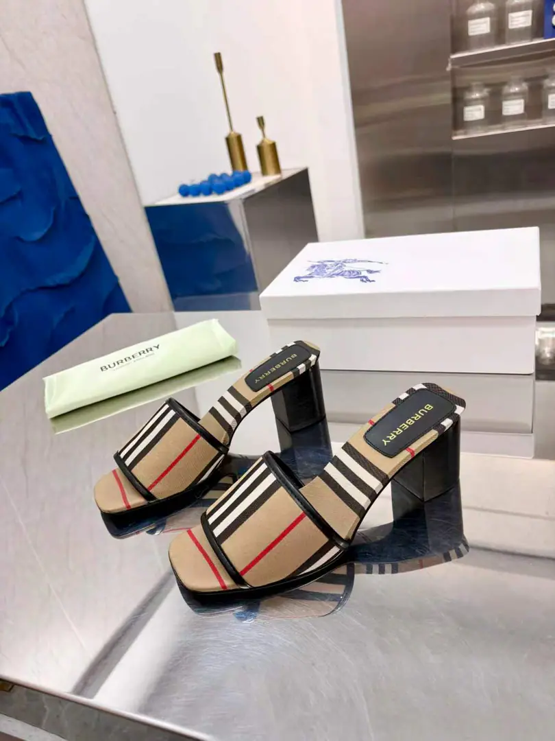 🌈🌈🌈New stuff on the shelf.☘️☘️Burberry Boboli's a rough guy., Flat slippers.🌺🌺🌺Channel cargo A sulfide slipper with a papolis.🌈🌈It has to be the same.！🌺🌺The shoe face is made of a Barboli cow., In the skin and feet., Original Open button, The extremely soft leather material is perfectly compatible with the two-foot curve of embroidery.. ❤️❤️Barboli's all vulcanized., The new smoothing and grinding of the bottom line is a natural display., It's not the original technology., 🍎🍎It's a tough process., Flat, Bold5.5.Simulate the skin., Codes:35~42(35.40.41.42.43.44No re-election.)Ping, - It's a game.