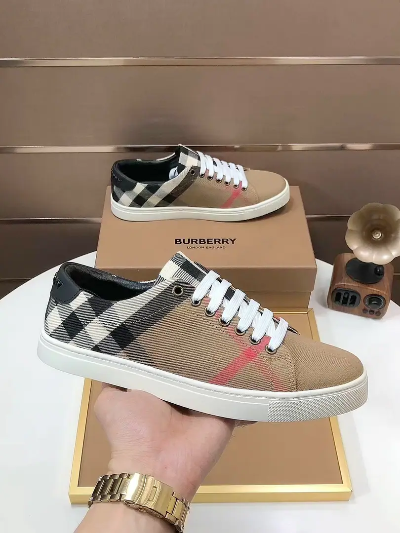 Plant 【burberry- Boboli.】Classic low-band sneakers.｜Imported cattle skin with classic glycerine.｜In the sheep's skin.｜Original Base｜The finest things to wear are comforts. Size: 38-44（45Do it.）
