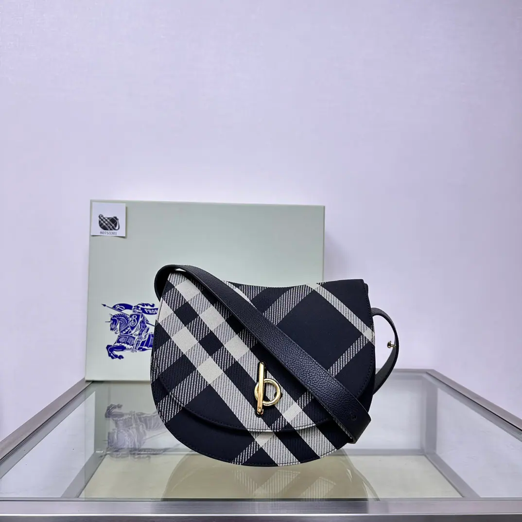 Special level BThe latest one is a big one., It's a work of art in Italy., Decorative Swirl Burberry Gravity. The arc contour was inspired by the childhood wooden horse., The caps are open. b Font accessories. It's got a leather shoulder belt., Adjustable to switch shoulder backpack and slanting backpacks. Modifiable leather shoulder belt Top top top top top top is covered. b Font opening Dimensions26x9.5x20.5 Model3301