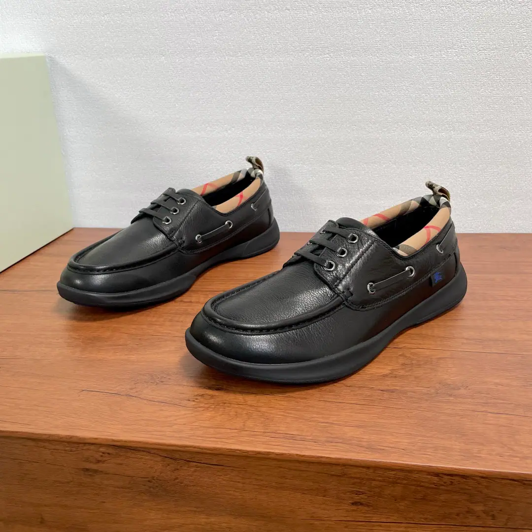 Burberry/- Boboli. Gentlemen.DeckerLeather roundheads with leisure shoes. This shoe is made of Italian imported cow hides., The skin is light and soft and delicate., Texture Clear, The details of the same color as the same line of inquiry cut through the heels and the shoe gang., Imported machine-beds combined with handcrafted craft. A style of leisure., A puncture-tailed knight's emblem on the outside., The shoe mouth and the back heel are classics.Burberry Gravityweaving, A light rubber shoe and branded Knight of Horse., The calf's skin is marked with a pressurized tattoo.logoThe logo, the cow's skin and foot., The upper foot is comfortable.！A leisure shoe with details., Packing dustproof bags with original boxes！ Codes: 39-40-41-42-43-44 Standard leather shoe size.