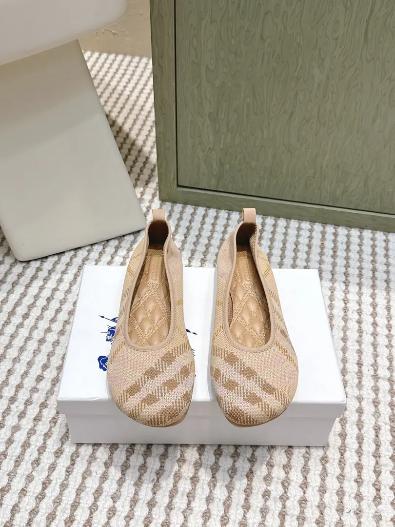 Requisition level BurberrySame pair of Maringueir flat shoes.！When the French romance meets Martutten, The ancient embroidery is above soft and true skin.. This is a small-ass ballet shoe., And with a stomping design., Breaking the boundaries of grace and leisure, It's a pair of skins., Like a second layer of skin.. ♪ A light step ♪, Every needle of embroidery tells of the lazyness and the manner of the streets of Paris.. From the cafe to the weekends., It's simple, not simple., Easy to handle commute., Date, I've been shopping for a lot of scenes.. Let the classic Grandma's shoe-style rejuvenation machine put a resounding tone on your suit., The French grace of your own.. The shoe head is more inclusive., It's more friendly for the big, fat, big, big sisters.. And then the ankles show more width than the feet., It's a little bit smaller for the feet., And pull the legs., Make your legs look longer.. A good pair of shoes is a super-optimal choice for the face. The mixed sheep skin is a hybrid species that is artificially grown., It's fabric. The best quality of the world.！A single skin., The skin of the mixed sheep is more delicate., It's more flexible., Softer than ever.. In the inside of a high-end shoe., That's perfect.！I'm comfortable with my feet and I'm good with air., This is the unique experience of mixed sheep belts.. But because of the low yield of mixed sheep skins,, So the price will be relatively high.. The shoe surface is electro-meat., It's not a simple mechanized copy., Every shoe is covered in a picture.3DModelling and Dynamic Simulation, Ensure needle foot density, The angle is accurate with the original.. And then we'll adjust the thread manually., To make battle martotine and the diamond tattoos present a natural stereo level on the shoe.. Shoe.: Original open-forming material Uchi.: A mixed-meat sheep. Foot pads.: A mixed-meat sheep. Shoes under the sole.: Rubber Bottom •Size: 35-39（40Make a reservation.）