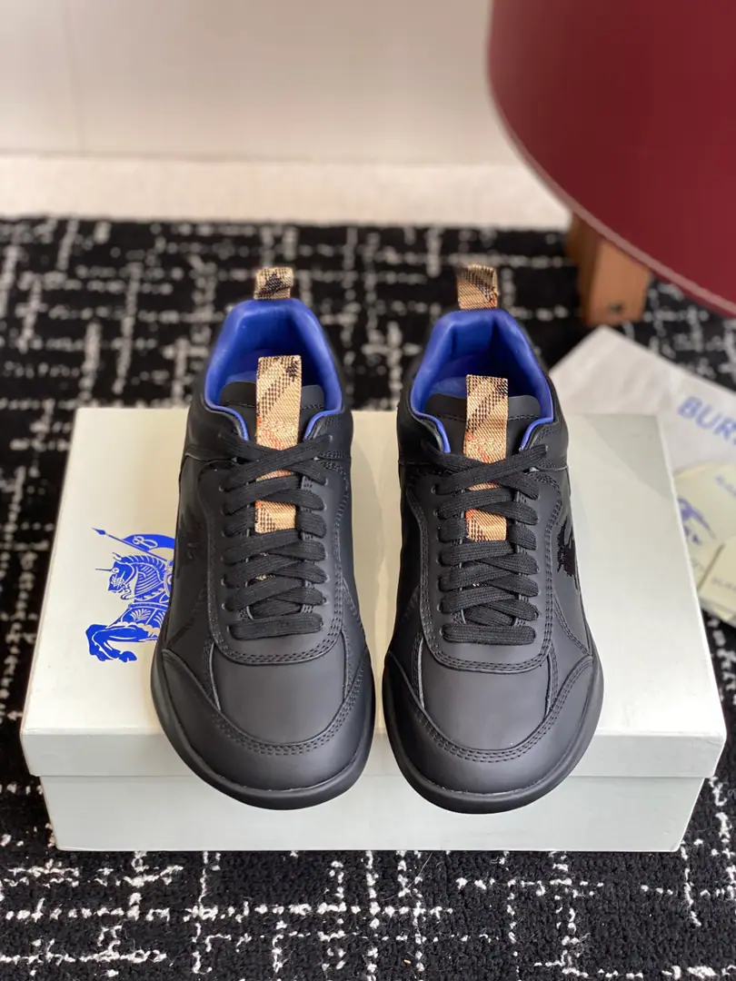 Requisition level Burberry 25ss Latest The sneakers are out., Men Jane is a great-looking guy. Box Shoes.！ Italian fine sneakers., It's made of smooth little cow skin. The Knight of the Horses.（ EKD ）The flowers are lined with the eye of the net. Shoeslaces are integrated into metal coil decorations Tpu The soles are a collection. The logo belt is designed to design metal coils for rounded shoeheads Burberry A bit of a strap on the bottom of a glycerian shoe. Burberry Letter logo. Fabulous.: High-swipe little cow skin. Imports, skins Reeb.: In the plain motion., In the silk cow. Otsumi!: TPu Size: #39-46（45 46Make a no-refund order.）