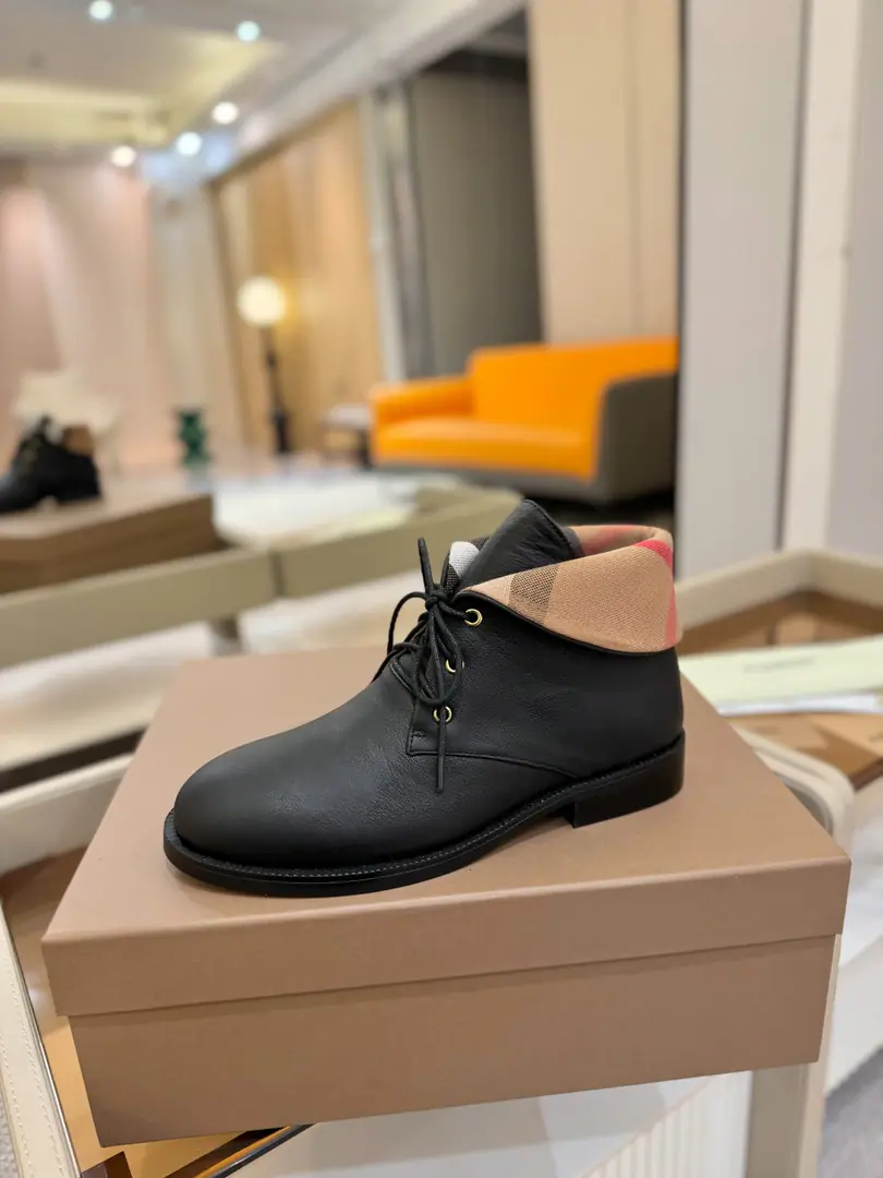 Burberryy Bobley. 𝑩𝒖𝒓𝒃𝒆𝒓𝒓𝒚𝒚 💝 👠 𝘽𝙪𝙧𝙗𝙚𝙧𝙧𝙮𝙮 Bobley.2025The new exclusive has been launched. A lazy, elegant, understanding style. 💋 🎉BURBERRYBobley England.🇬🇧Luxury brands, Original1:1Copy, Synchronize new cabinets A piece of grace., Decoration branding pattern. 🆕🆕🆕 ✅Fabulous.: Original Gear ✅Otsumi!: The original is really a big one. ✅He's tall.: 1.5𝙘𝙢 ✅Codes: 35-41（𝟒𝟎.𝟒𝟏Do it.）