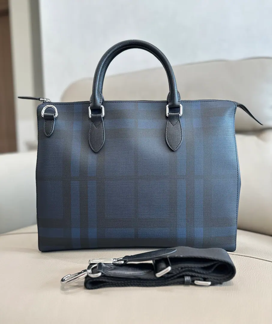 Special level BMan's briefcase.💼Use fumigation tattoos Low-end posh side-drawn of classic grids, ^_^- The belt and the luggage.. A carefully designed scale structure can easily accommodate documents and laptops.. Multiple pockets and pen-plugs for small side effects. The briefcase can be hand-held or used on the back of a belt.. 40 x 9 x 30cm🎁Model4071