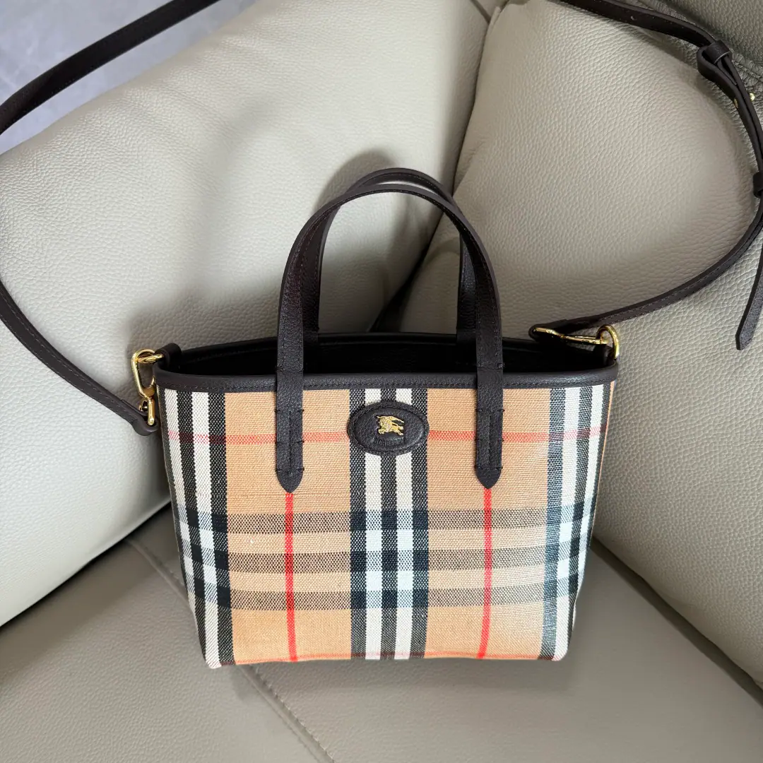 Special level New two-faced mini-tort bag.🎁It's made of a grain of calf skin., It's a work of art in Italy.. Reverse As Burberry Glyph cotton combing paste., In a symbolic sammy.. From brandBloomsbury Series, A knight's seal with leather and metal., From 1980 The collection of the old brand bags.. You can use the top handle., Or slashed backshows with a strap in a strap.. The front is marked with the Knight of Horses. （EKD） Leather size22× 10x20cm. Model6291