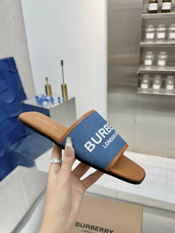 🌈🌈🌈New stuff on the shelf.☘️☘️Burberry Boboli's a rough guy., Flat slippers.🌺🌺🌺Channel cargo A sulfide slipper with a papolis.🌈🌈It has to be the same.！🌺🌺The shoe face is made of a Barboli cow., In the skin and feet., Original Open button, The extremely soft leather material is perfectly compatible with the two-foot curve of embroidery.. ❤️❤️Barboli's all vulcanized., The new smoothing and grinding of the bottom line is a natural display., It's not the original technology., 🍎🍎It's a tough process., Flat, Bold5.5.Simulate the skin., Codes:35~42(35.40.41.42.43.44No re-election.)Ping, - It's a game.