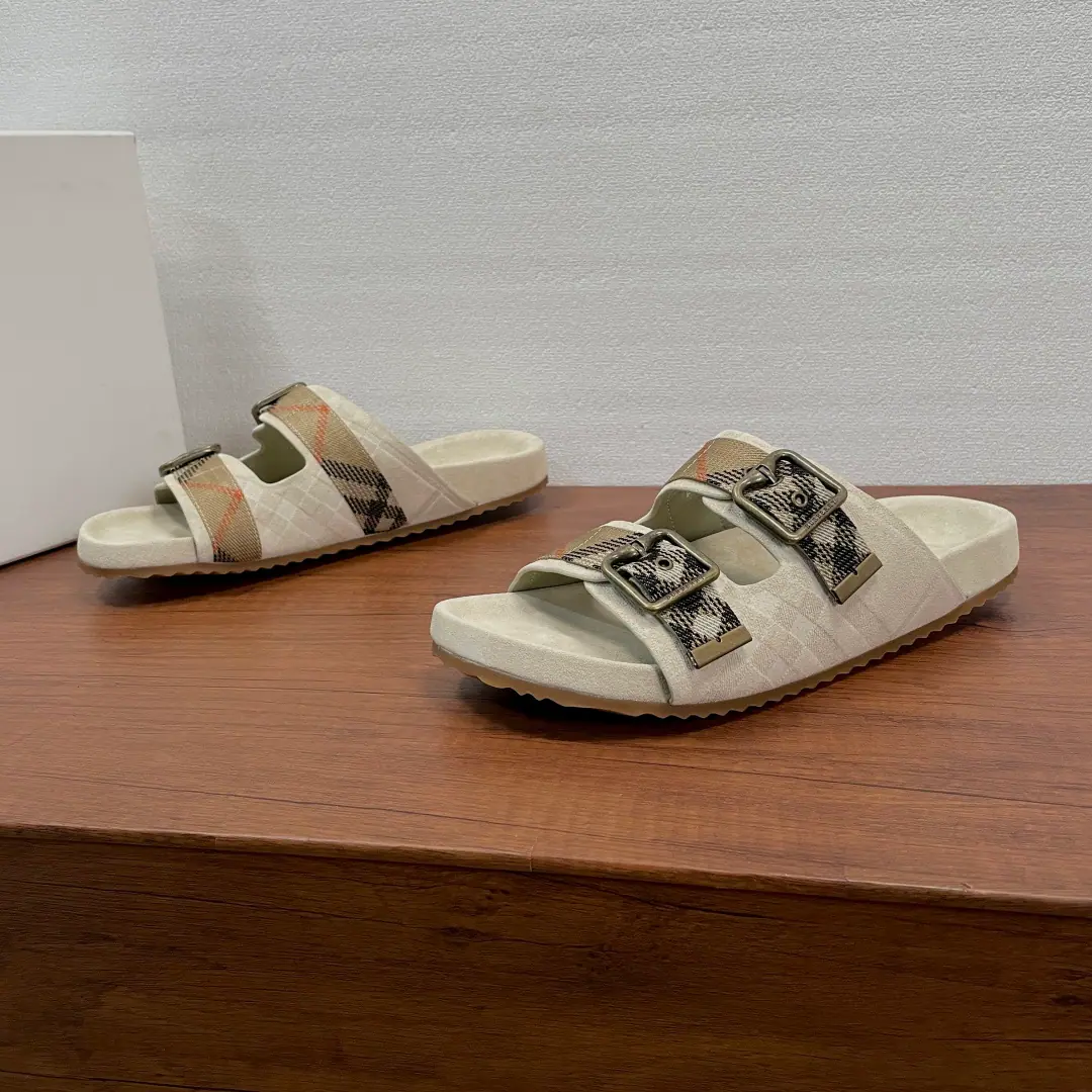 Burberry/- Boboli. New man's leather. Urchin Shoes. The sandals were made of soft, anti-featured and calf-foiled noodles., Incorporation of the grid pattern to the effect of the flinch, Matching markersBurberry Gravity-templateableBFont-button Ring, The furry cow leather interiors are marked with a pressurized logo., The top of the surface of the wave-shaped rubber. Burberry Letter logo. Get your feet up there., Fashion leisure！Full packaged dustproof bags！ Codes: 39-40-41-42-43-44 Standard Code（38/45You're not going to be able to buy back.）