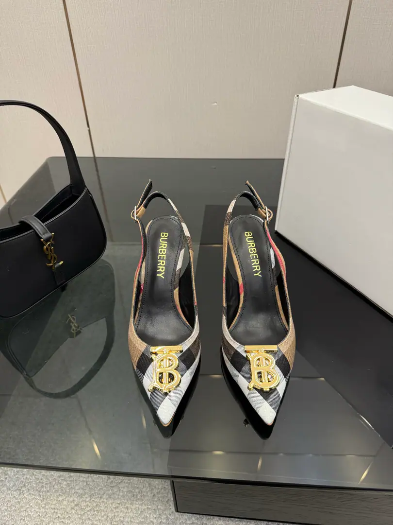 High Version Burberryy- Boboli.2026Spring and summer's new exclusive style of retrograde elegance. High heels. 🎉BURBERRYBobley England.🇬🇧Luxury brands, The rice of the hide., Original1:1Copy, The close-stringed and knitted design of round head regenerated., Decoration of branded grids. ✅Fabulous.: Original cowboy.+Bullskins. ✅Foot.: Customize sheep skins ✅Otsumi!: That's a big one. ✅He's tall.: Floor, 8.5cm ✅Codes: 35–41 （40, 41, 42Custom）