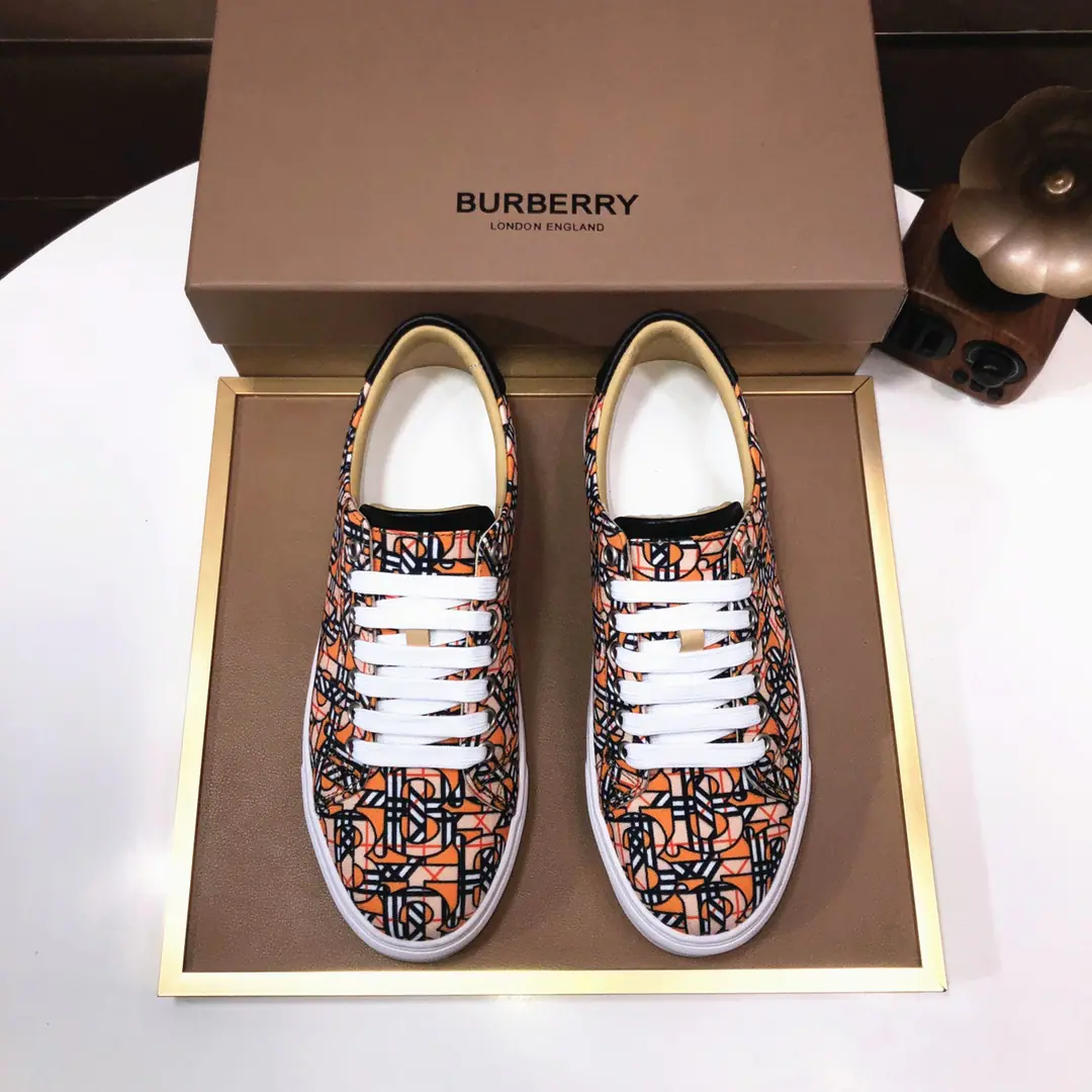 Plant 【burberry- Boboli.】Classic low-band sneakers.｜Imported cattle skin with classic glycerine.｜In the sheep's skin.｜Original Base｜The finest things to wear are comforts. Size: 38-44（45Do it.）
