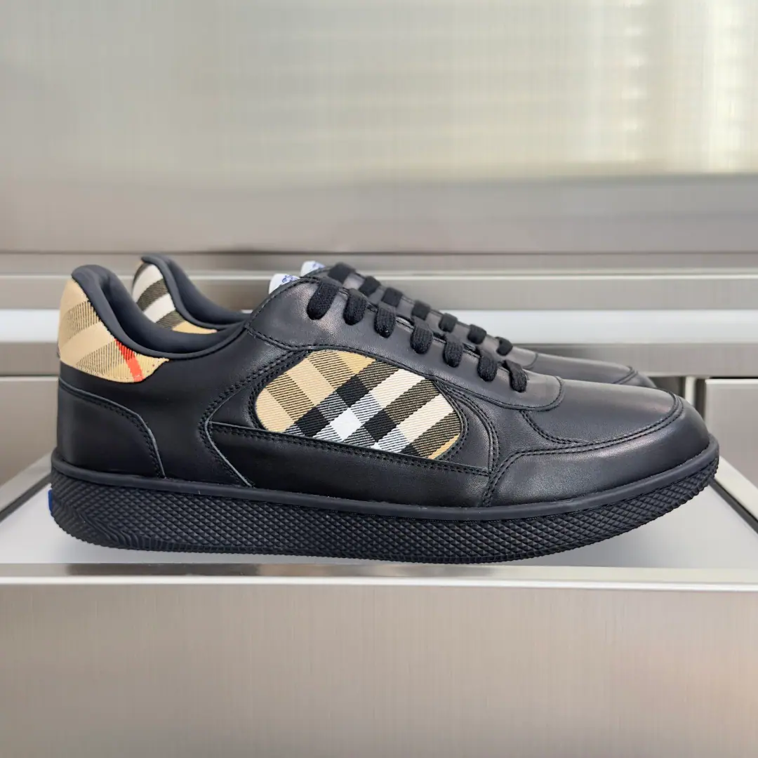 Top Version: Female /Men Burberry- Boboli. Terrace Series Couple money. Cracker Thick Leisure Sports shoes It's made of smooth little cow skin.. Matching shoe mouths and side-drawn., Decoratively Marked Sand Curding Burberry Gravity. The Knight of the Horses.（EKD）Label, The soles of the shoe are incorporated into the branding of the letters. Send a cabinet for fine packaging🛍📦 ▪️Fabulous.: Original customized head-level cattle skin ▪️Uchi.: Import into the air network. ▪️Shoes under the sole.: Original Open-Screen Double ColourTPUMaterial ▪️Bottom: 3CM ▪️Size: Female35-40 / Men39-44（Custom45