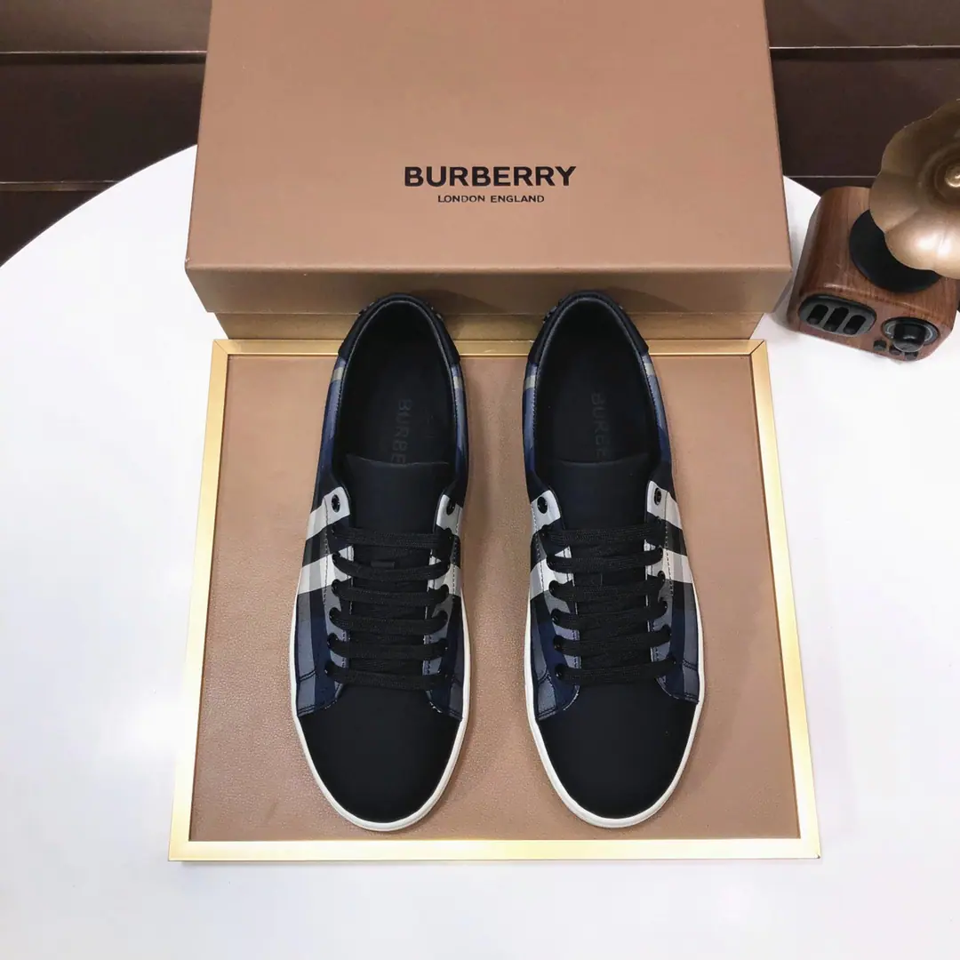 Plant 【burberry- Boboli.】Classic low-band sneakers.｜Imported cattle skin with classic glycerine.｜In the sheep's skin.｜Original Base｜The finest things to wear are comforts. Size: 38-44（45Do it.）