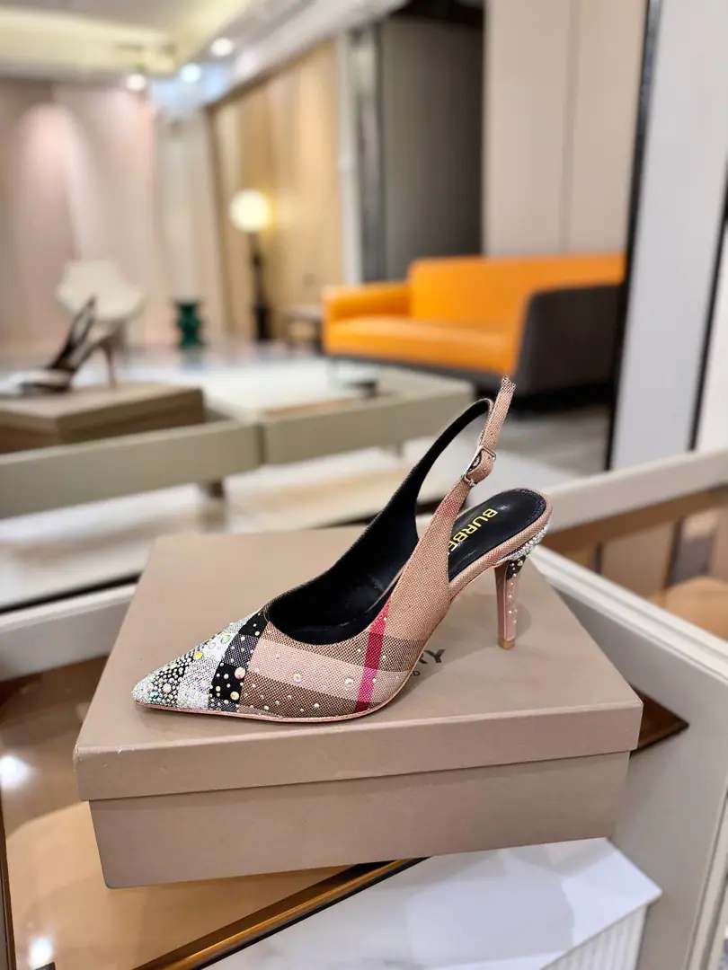 Burberryy Bobley. 𝑩𝒖𝒓𝒃𝒆𝒓𝒓𝒚𝒚 💝 👠 𝘽𝙪𝙧𝙗𝙚𝙧𝙧𝙮𝙮 Bobley. The only one who ever rolled up a high heels. A lazy, elegant, understanding style. 💋Pointy sandals. 🎉BURBERRYBobley England.🇬🇧Luxury brands, Original1:1Copy, Synchronize new cabinets A smooth-ground sandal with grace., Decoration branding pattern. 🆕🆕🆕 ✅Fabulous.: Original Gear ✅Otsumi!: The original is really a big one. ✅He's tall.: 8.5𝙘𝙢 ✅Codes: 𝟑𝟒-𝟒𝟏（𝟑𝟒.𝟒𝟎.𝟒𝟏Do it.）
