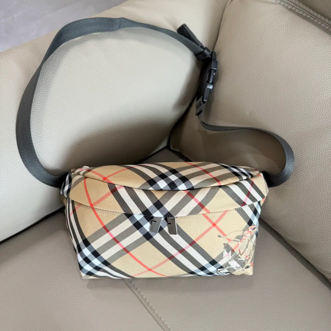 Special level BThe latest home bag., Decorative Swirl BurUnique texture. The same thing as the same one., The Knight of the Horses. (EKD）Posters. Match B Font zipper head, With scalable shoulder belts, It makes a slant back.. From BThe classics., I'm going to read the closet with a branding. Mandatory Rendering Dimensions33 × 11 × 18cm. Model7801