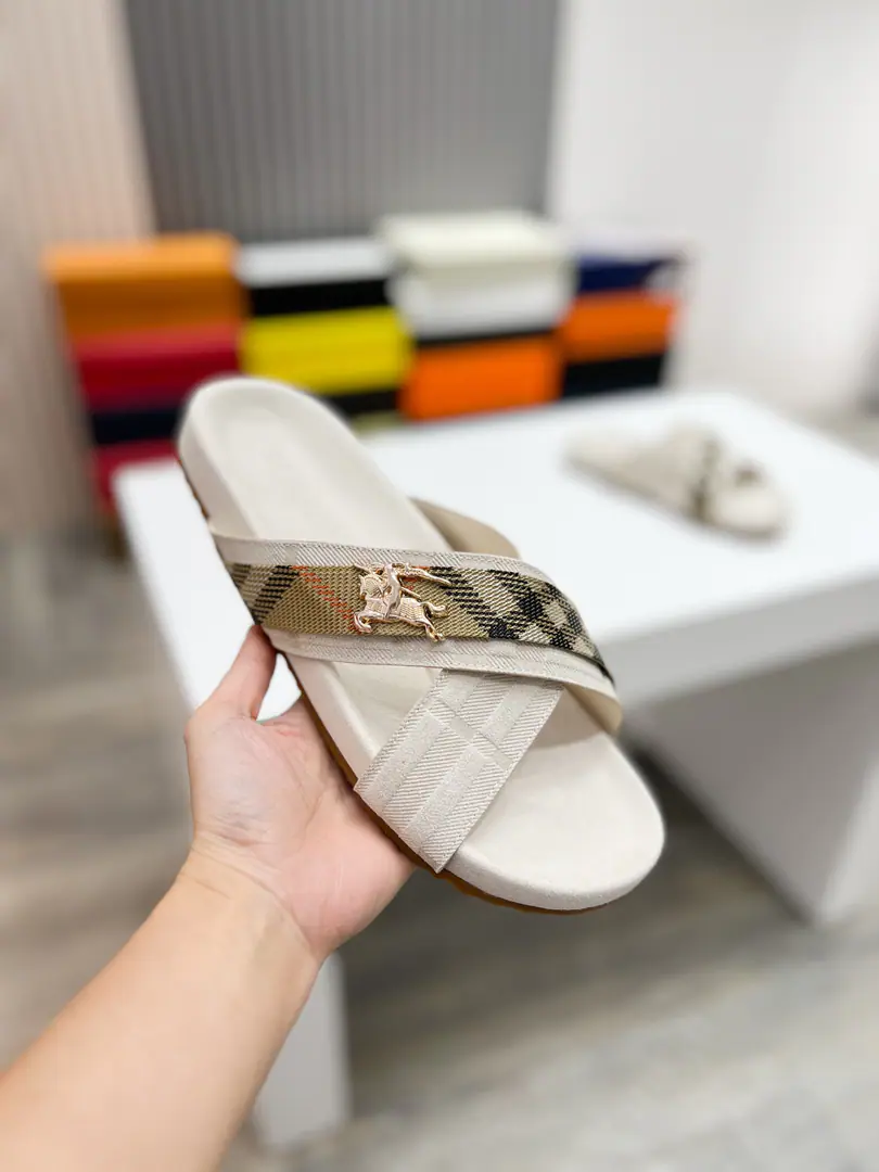 BurberrBobo.UrchinSeries Gravity Thick Shoes. UrchinShoes. It's made of soft, anti-feather leather., Made in Italian craftsmen.. I'm putting a lot of pressure on the grid., The branded logo for the bottom of the stamped shoe.. & Make modifiable B Font-button Ring, It's decorated and swirled. Burberr Gravity, In a symbolic sammy. Send a cabinet for fine packaging🛍📦 ▪️Fabulous.: Original customized head-level cattle skin ▪️Uchi.: Imports of soft sheep skins ▪️Shoes under the sole.: Original Open-Screen Double ColourTPUMaterial ▪️Bottom: 2CM ▪️Size: Men39-44（Custom45