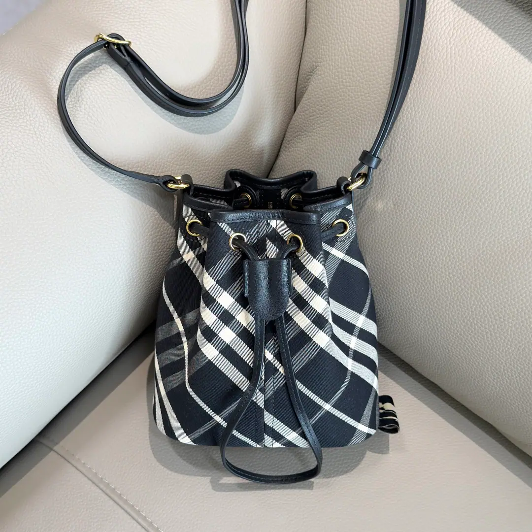 Special level BThe latest bucket bag at home., It's made of cotton slanted paste.. Use of unlined design, It's light and light.. I'm gonna blend in with a smooth little cow's skin., The tweaking of the tweaks is a good thing., Switch shoulder and slant packs to shape them with your heart.. Mandatory Rendering. Dimensions17.5 x 10.5 x 20cm.Model0571