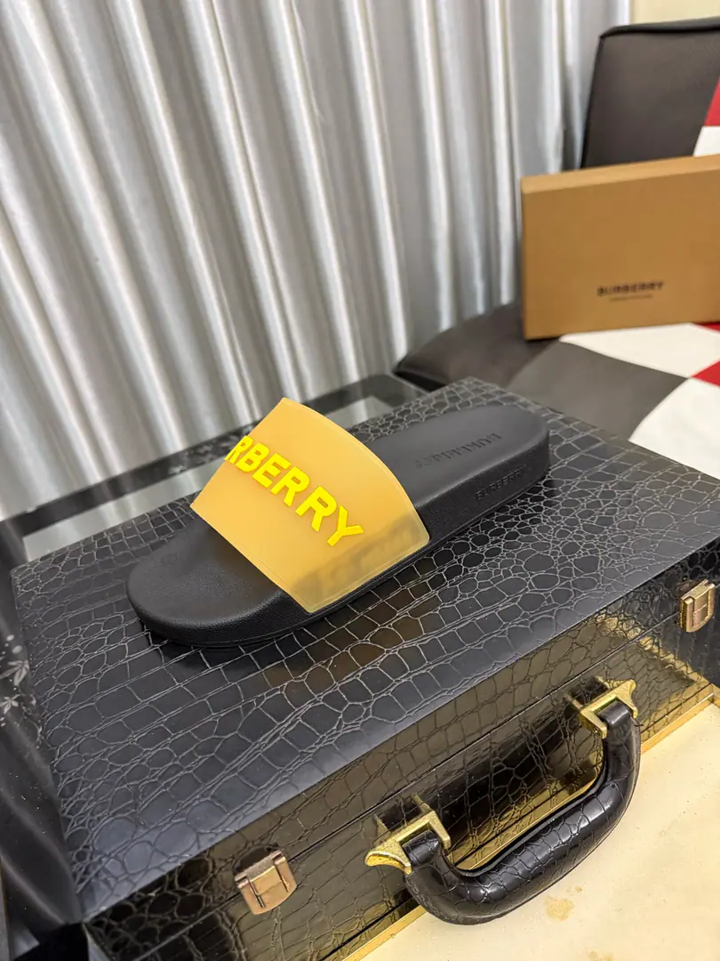Get out of the factory.⌚⌚Burberry - Boboli slippers., Summer's new classic-cut slippers.Vintage The retro-gauge slippers. The twigs make comfort in wearing the experience. Shoe.: PVC %Heat-plastic polyurethane Shoes under the sole.: %Rubber Setup Design Sides are. Burberry Stereo-letter logo BurberryClassic-cut sandals. This classic pair of green sandals is from...Burberry (Bobley.). Design Details: Clipping, haymarketSquare Stripes, Show your toes., The side is marked with a pebbles brand., - Scalpel shoes. Size: 35-46（45, 46Do it.）