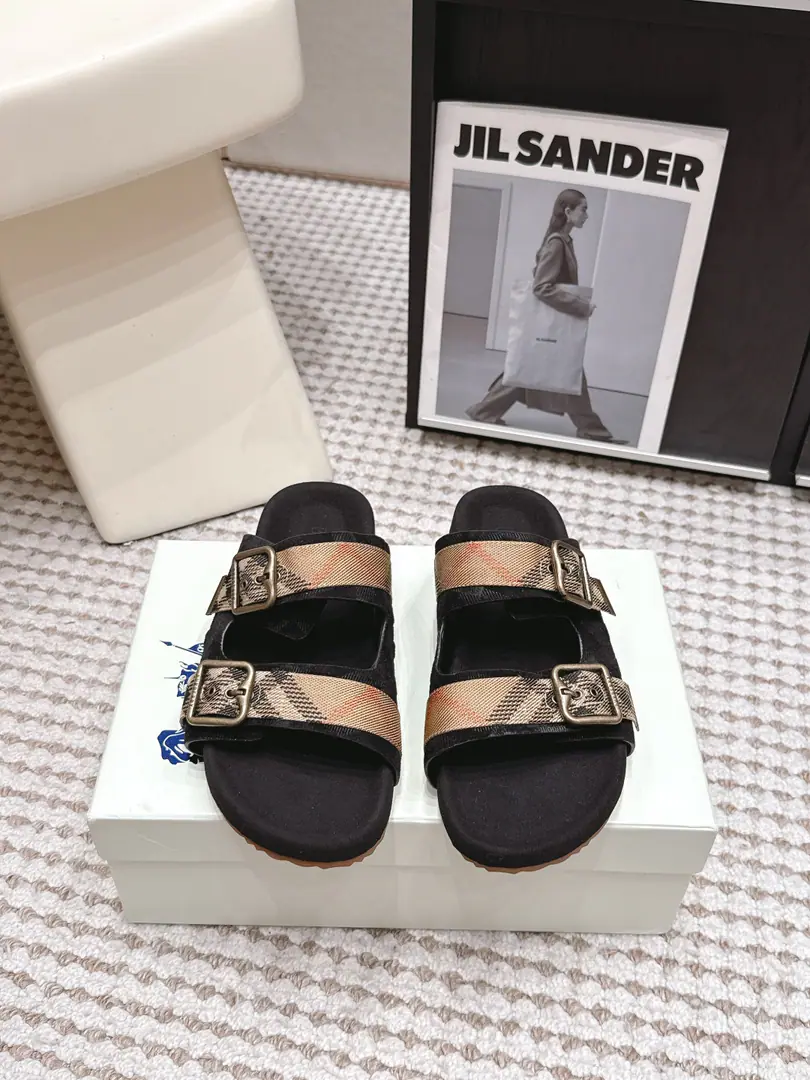 Requisition level Burberry - Boboli. 26/Summer New Money The pair of slippers. - Boboli.Burberry Classic slippers are made of soft anti-featured fabric., It's a work of art in Italy.. I'm putting a lot of pressure on the grid., The soles of the pressurized shoes., It's a top-end logo.. & Make modifiable B Font-button Ring, A symbolic sand with decorated flowers. Burberry Gravity. Fabulous.: Counter-featur./Bullskins. Reeb.: In silk cow. Otsumi!: Rubber bubbles Codes: Female size35/41（35, 41Custom） Men38/45（45Custom）