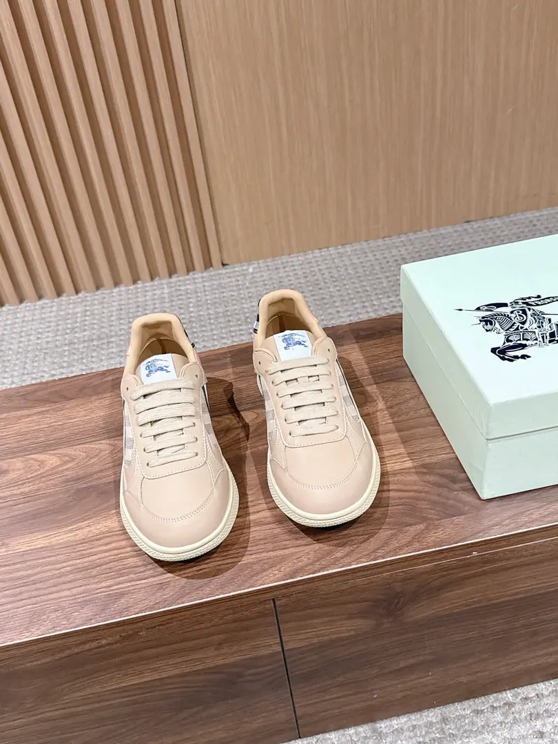 【Holly!】BURBERRY Barbegar. TerraceMen's sneakers. Classic Prototypes It's a really nice shoe. Knight's blue skates. Finally, I see the latest slant tattoo.➕The skin of the cow really looks good in the color of the sneakers., I can do whatever I want. Sports shoes, Use cotton to mix paste.➕Cow skin made.. Made in Italian craftsmen., Decorative Swirl Burberry Gear. The rubber shoe bottom is a collection. Burberry Letter logo. From Burberry The classics., The necessary provision for the closet is interpreted in a branded style.. Shoe.: The horse's knight's logo is on the shoe tongue.（EKD）Label Foot.: Leather shoes. Otsumi!: Dot Burberry Letter logo Size: 38/39/40/41/42/43/44/45（38/45No re-election.）
