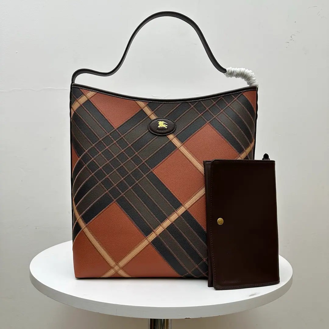 BThe latest Tot bag., The whole oxen.！I'm gonna fit into smooth little cow leather.. It's decorated and swirled. Burberry Gravity, It's got windcoats and coatings.. A small, unincorporated, well-backed band., A knight's seal., From 1980 The collection of the old brand bags.. The front is marked with the Knight of Horses. Dimensions35.5× 15 x 38cm.