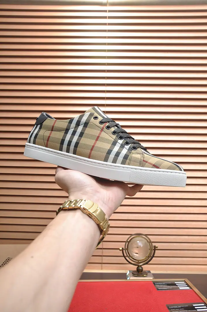 Get out of the factory. 【burberry- Boboli.】（In the cow's skin.）Classic low-band sneakers.｜Imported cattle skin with classic glycerine.｜In the cow's skin.｜Original Base｜The finest things to wear are comforts. Size: 38-44（45Do it.）