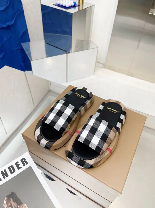 Men's clothing(39-44No re-election.44.45)🌈🌈🌈BurberryBobley.2022The year-old primed silk slippers.🔥🔥, Recite the purchase board, 🌸🌸🌸The only one who can be a big shot. 🌺🌺 ✅Fabulous.: Cotton ✅Reeb.: In the sheep's skin. 🌸🌸 ✅Otsumi!: Rubber XPU 🍎🍎✅Colours: Brown. ✅Codes: 35-40, （40.41No re-election.）