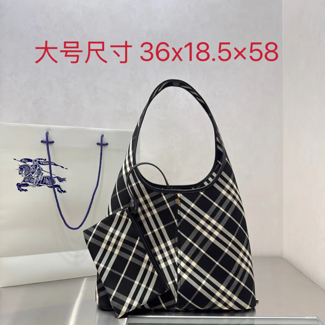 Special level BThe latest soft shoulder bag in the house., It's made of cotton slanted paste.. Made in Italian craftsmen., Decorative SwirlBHome only.. Use of in-depth design, It's light and light.. I'm gonna blend in with a smooth little cow's skin., We'll go with a slicable zipper bag.. FromBurberry The classics., The dresser's essential size is interpreted in a branded way. 36x18.5×58 Model7181