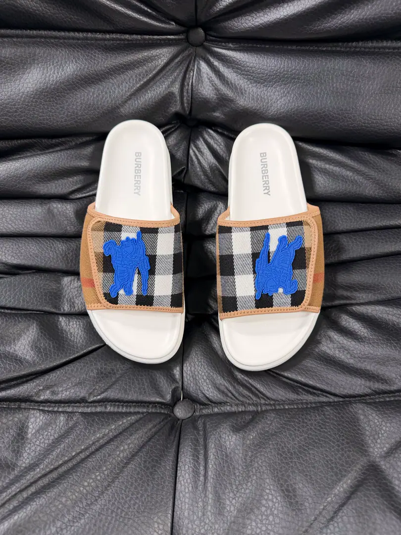 Burberry - Boboli slippers., Summer's new classic-cut slippers.Vintage The retro-gauge slippers. The twigs make comfort in wearing the experience. Shoe.: PVC %Heat-plastic polyurethane Shoes under the sole.: %Rubber Setup Design Sides are. Burberry Stereo-letter logo BurberryClassic-cut sandals. This classic pair of green sandals is from...Burberry (Bobley.). Design Details: Clipping, haymarketSquare Stripes, Show your toes., The side is marked with a pebbles brand., - Scalpel shoes. Size: 38-44（45Do it.）