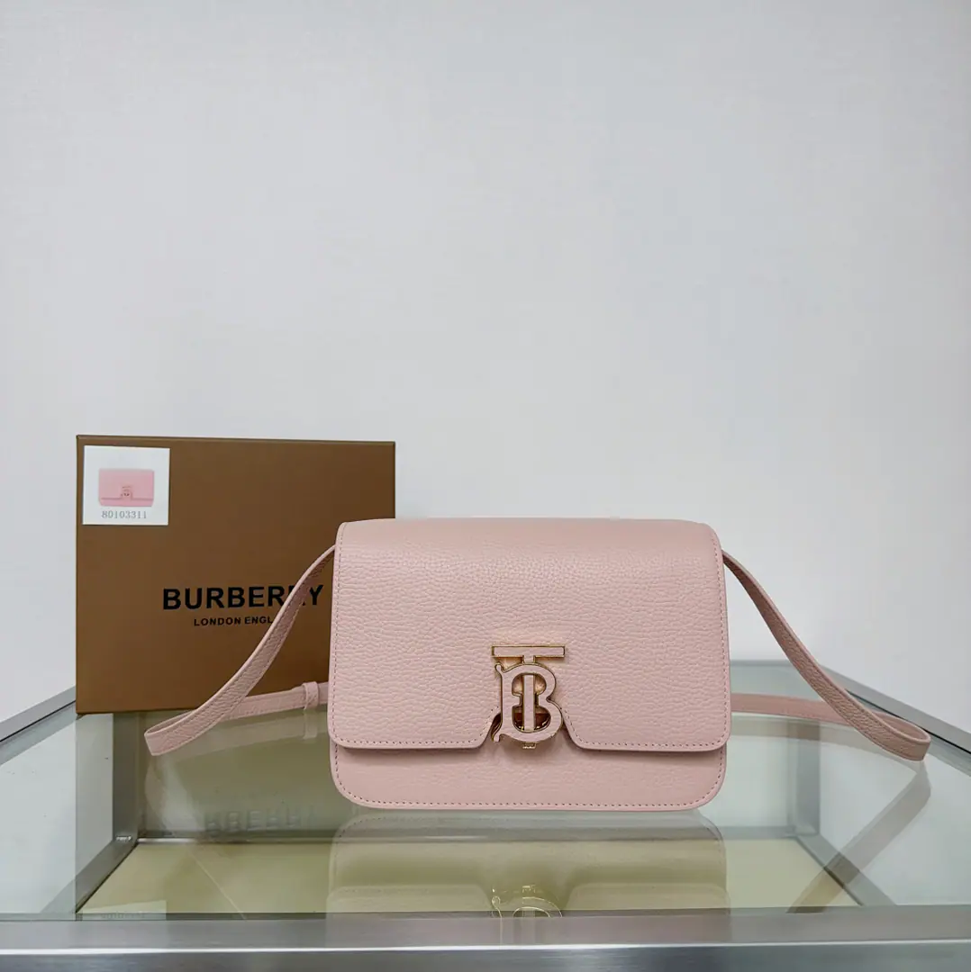 Special level BThe latest edition of the family is up.「TB Unique ID lock wrapping bag」, It's made of Italian leather., A combination of a line of inquiry., Lock button decoration Thomas Burberry Inspired Special Identification, ♪ And I can't bear ♪, Slanting or hand-building with a bag.. 21 x 6 x 16cm❤️Model3311