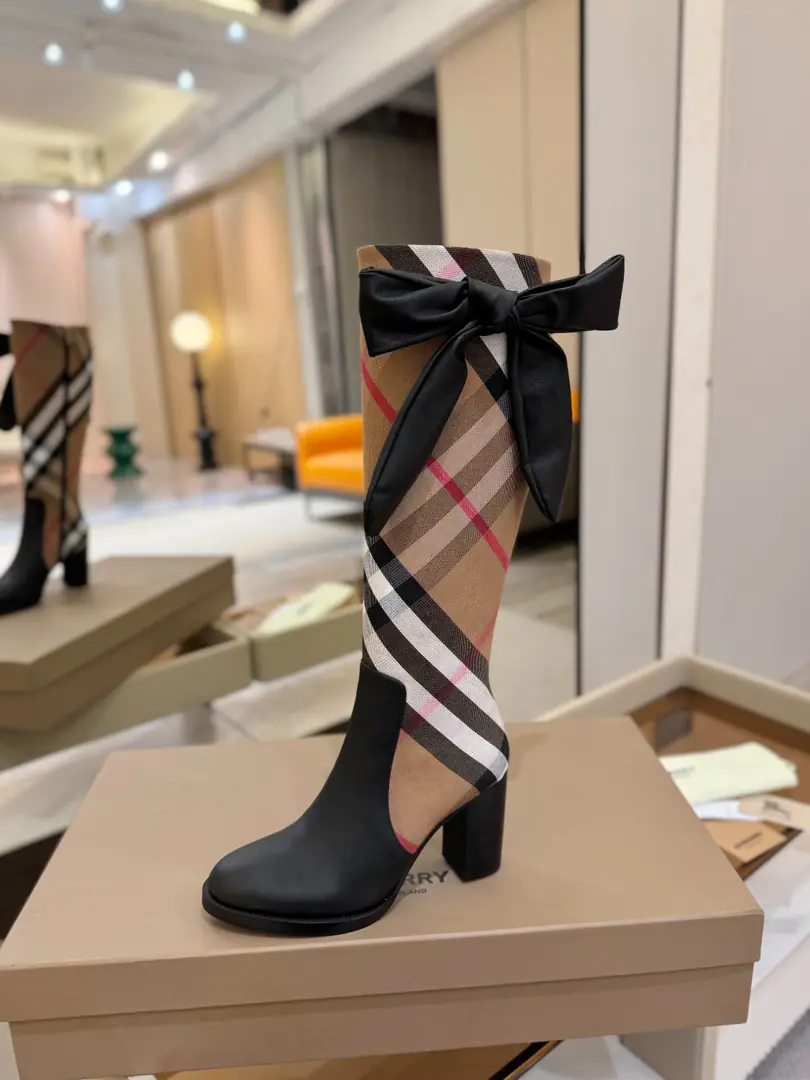 Burberryy Bobley. 𝑩𝒚𝒓𝒃𝒆𝒓𝒓𝒚𝒚 💝 👠 𝘽𝙪𝙧𝙗𝙚𝙧𝙧𝙮𝙮 Bobley. 2025 Uniquely released classic glycerian boots.👢 Unique. Release ⚠️Requisition high version ⚠️Burberryy - Boboli. A lazy, elegant, understanding style. 🎉BURBERRYBobley England.🇬🇧Luxury brands, The rice of the hide., Original1:1Copy, Synchronize new cabinets A classic shoe-designed tattoo with graceful knowledge.. ✅Fabulous.: Original cow leather with a rib cloth. ✅Uchi.: Customize sheep skins ✅Otsumi!: The original is really a big one. ✅He's tall.: 9.5cm ✅Codes: 35–41 （40, 41Custom）