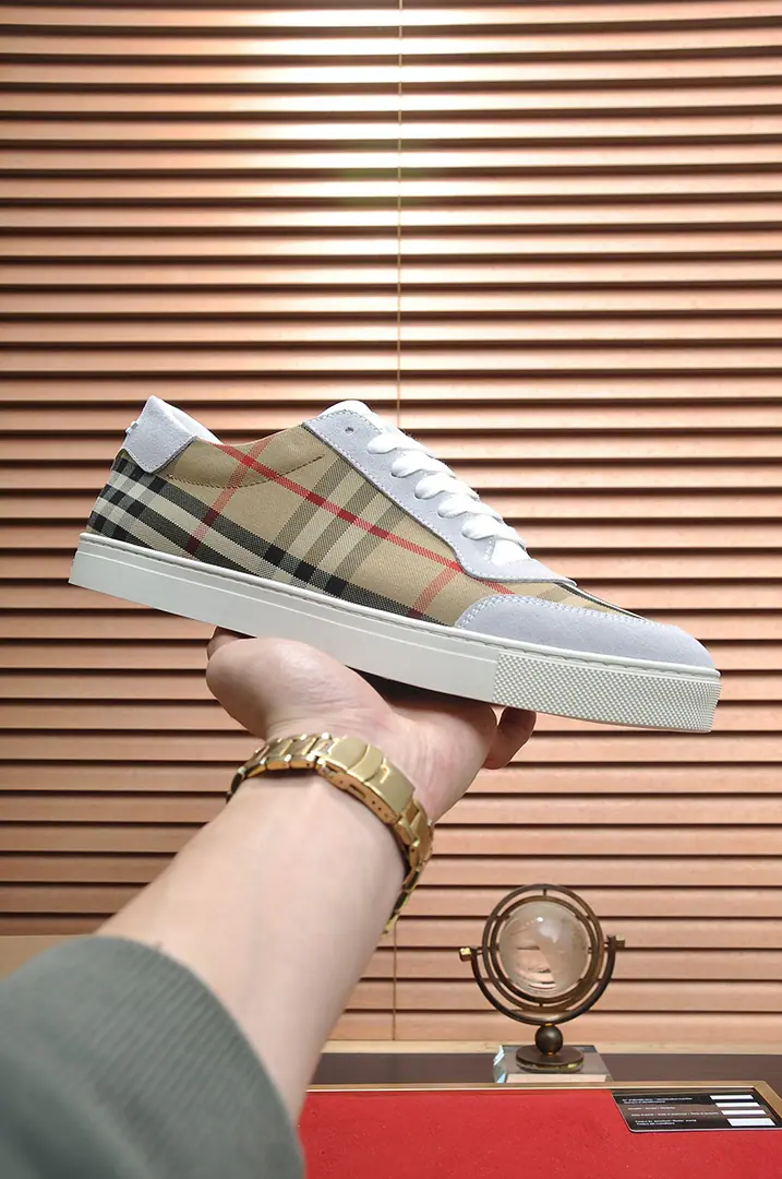 Get out of the factory. 【burberry- Boboli.】（In the cow's skin.）Classic low-band sneakers.｜Imported cattle skin with classic glycerine.｜In the cow's skin.｜Original Base｜The finest things to wear are comforts. Size: 38-44（45Do it.）
