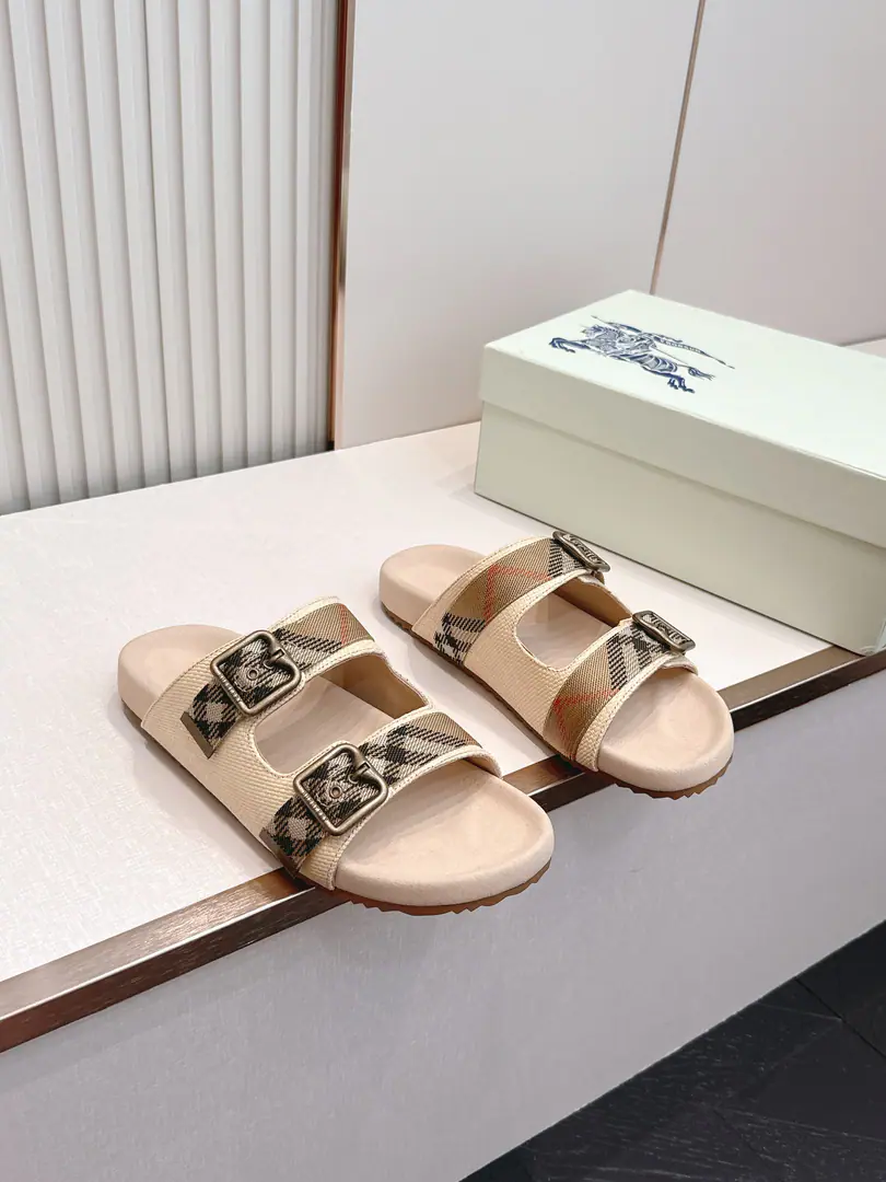 - Boboli.Burberry Classic slippers. It's made of soft anti-featur., It's a work of art in Italy.. I'm putting a lot of pressure on the grid., The soles of the pressurized shoes., It's a top-end logo.. & Make modifiable B Font-button Ring, A symbolic sand with decorated flowers. Burberry Gravity. Fabulous.: Counter-featur./Bullskins. Reeb.: In silk cow. Otsumi!: Rubber bubbles Codes: Female size35/41（35, 41Custom） Men38/45（45Custom）