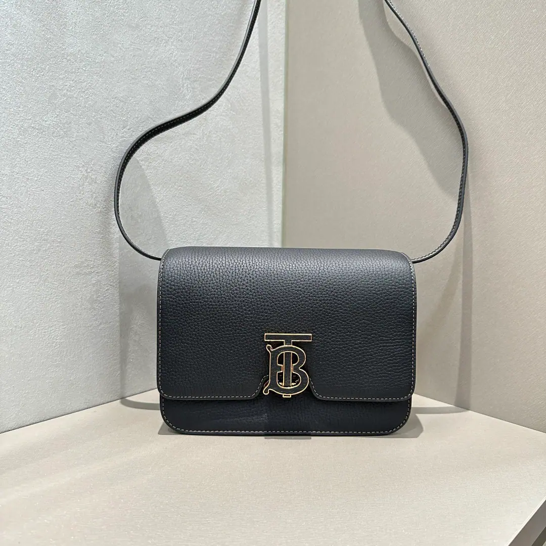 Special level BThe latest edition of the family is up.「TB Unique ID lock wrapping bag」, It's made of Italian leather., A combination of a line of inquiry., Lock button decoration Thomas Burberry Inspired Special Identification, ♪ And I can't bear ♪, Slanting or hand-building with a bag.. 21 x 6 x 16cm❤️Model3311