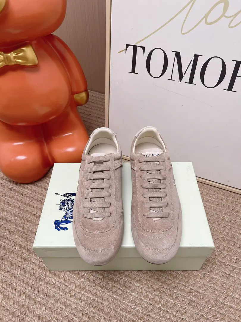 Top Version: Men➕10 𝐁𝐔𝐑𝐁𝐄𝐑𝐑𝐘# Bobley's new Margo-Little and all the new balconies.·- Boboli.（Burberry）Classic Prototypes It's a really nice shoe.··Knight's blue skates. Finally, I see the latest slanting sneakers really look good., I can do whatever I want. Sports shoes, It's made of cotton-combined fabric.. Made in Italian craftsmen., Decorative Swirl Burberry Gear. With a lined and twig shoelace on the eye of the net., The rubber shoe bottom is a collection. Burberry Letter logo. From Burberry The classics., The necessary provision for the closet is interpreted in a branded style.. The knight's logo is on the side of round-shoes and tongue.（EKD）Label leather shoes mats, Shoes bottom strap. Burberry Letter logo size: 35-44