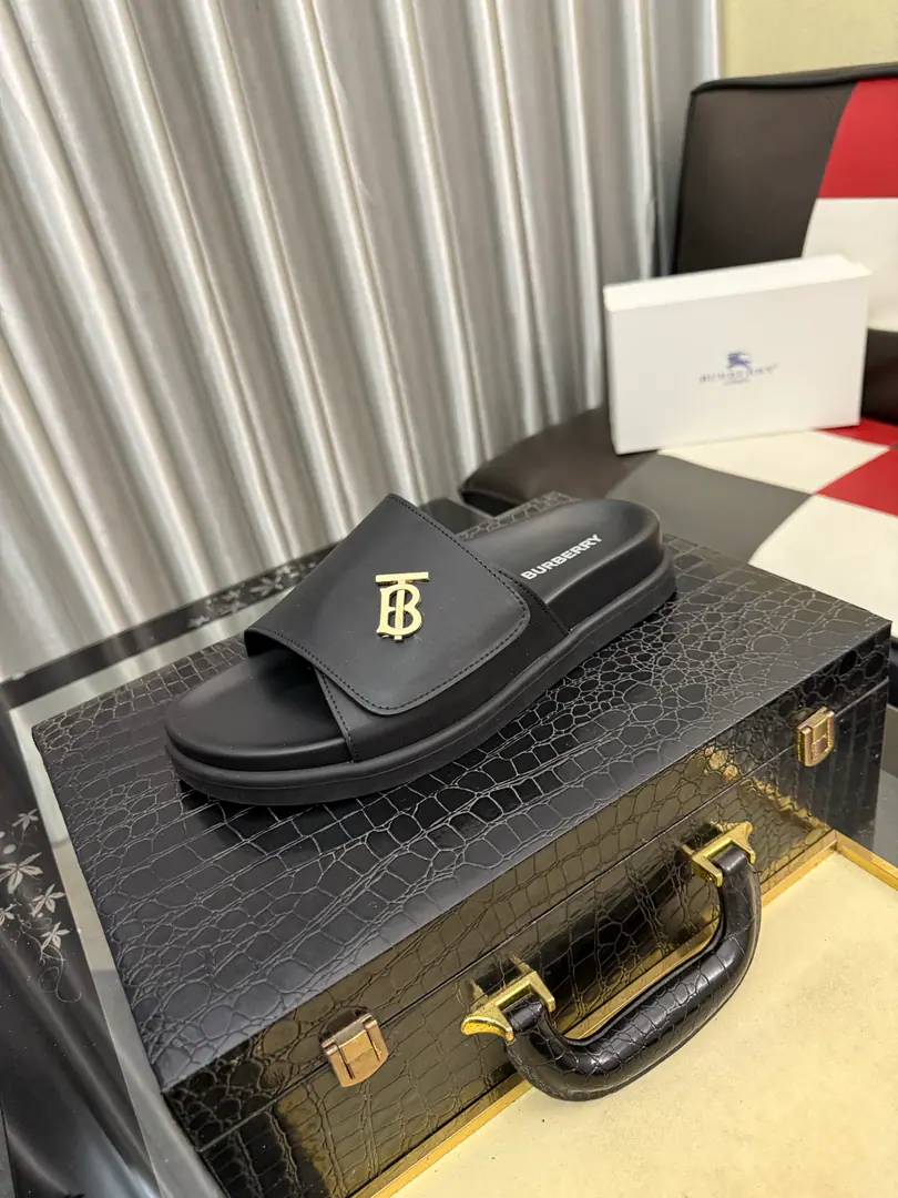 Get out of the factory.⌚⌚Burberry - Boboli slippers., Summer's new classic-cut slippers.Vintage The retro-gauge slippers. The twigs make comfort in wearing the experience. Shoe.: PVC %Heat-plastic polyurethane Shoes under the sole.: %Rubber Setup Design Sides are. Burberry Stereo-letter logo BurberryClassic-cut sandals. This classic pair of green sandals is from...Burberry (Bobley.). Design Details: Clipping, haymarketSquare Stripes, Show your toes., The side is marked with a pebbles brand., - Scalpel shoes. Size: 38-44（45Do it.）