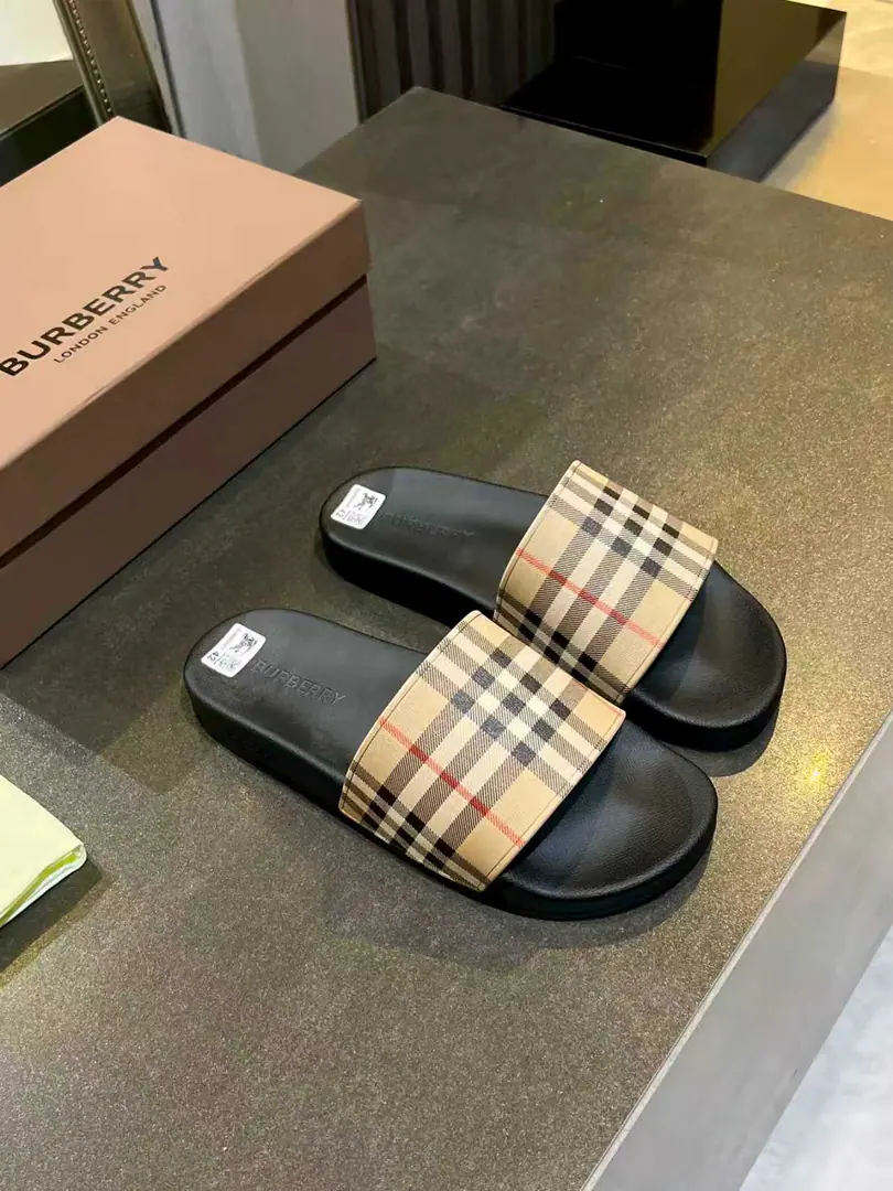 The new slipper in the counter has the branded letter-based logo., And the chief creative director. Riccardo Tisci It's... Burberry First Show Series Name「Kingdom」 Ruler Guide One to one., Pattern5DPrint, Shoe.: %Environmentally friendly polyamide, Shoes under the sole.: %Rubber Setup Design Codes, 36-46