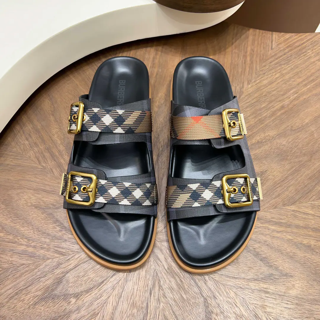 【Burberry 】 Mensize 39-44（38.45.46Custom） BurberryThe Barbolis are cross-trapped and damp. Head-decked cow skin.+3DPrint Mark／MetalTBTitle, I'm so full of texture.✨ Multi-Current Optional, Summer shorts./Nice jeans. Comfortable, unspareable., I can wear it on a commute..
