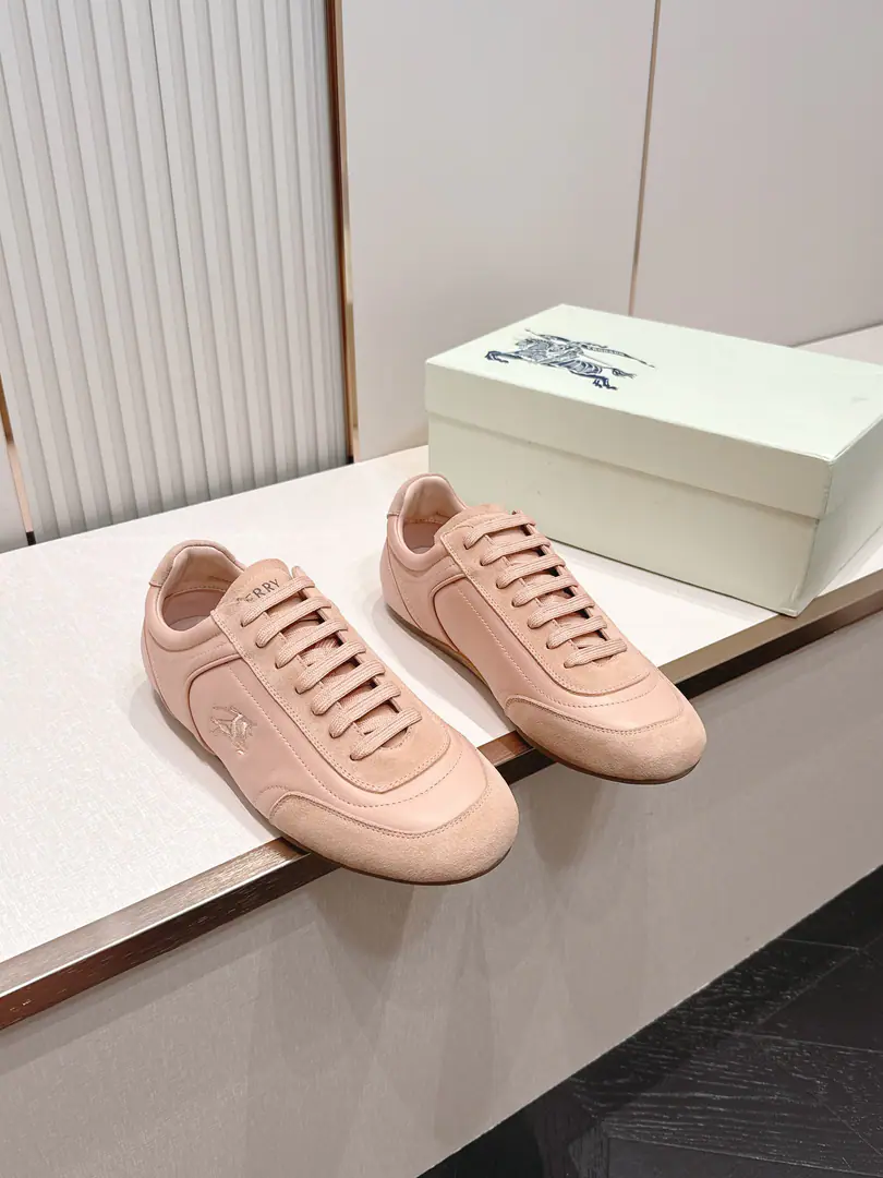 Top P Men Burberry - Boboli. 2026Newest leisure. - Tetsu. A soft and comfortable German shoe. Next2026Summer series successfully launchedKnightA new low-group sports shoe after the sneakers captures the low-profile contour of the new seasonly stale and is sophisticated.BurberryThe details are made from the soft napa leather with the anti-feather leather. Of which the linen color/The dove-coloured formula uses the anti-feather-glossed fabric with a greasy-tied strap of shoes and a puncture. BurberryLogo Same paragraph for men and women The scale is carefully considered. It's a neutral contemplation that keeps the bright. And the softness of the woman in the dress. Bullskins. Original Base 35-45Code