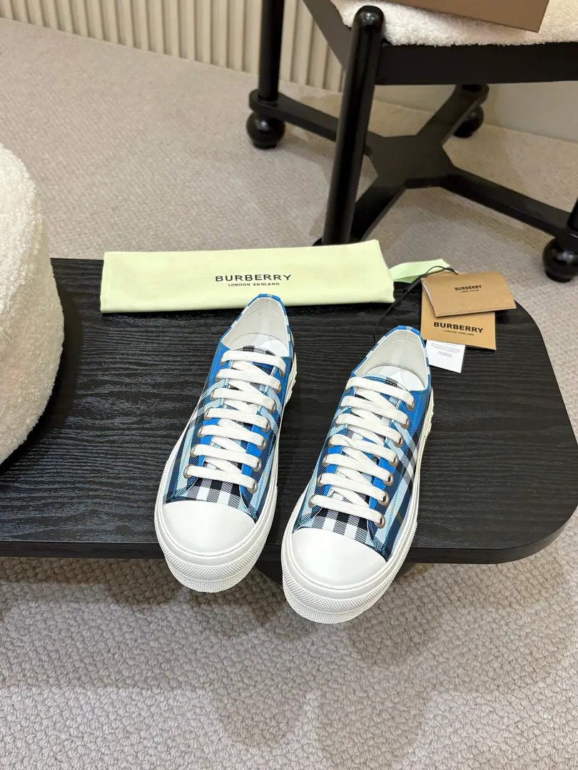 Men and women！ Burberry2025The money's coming out., Three years of classic grids back., A hundred., Decorative Swirl Burberry Gear. With a lined and twig shoelace on the eye of the net., The rubber shoe bottom is a collection. Burberry Letter logo. From Burberry The classics., The necessary provision for the closet is interpreted in a branded style.. ✅Fabulous.: Classic cotton. ✅Reeb.: Skin-sense cotton. ✅Otsumi!: TPU ✅Colours: Blue, Original Packaging ✅Codes: Men and women35-45（35,45Custom）