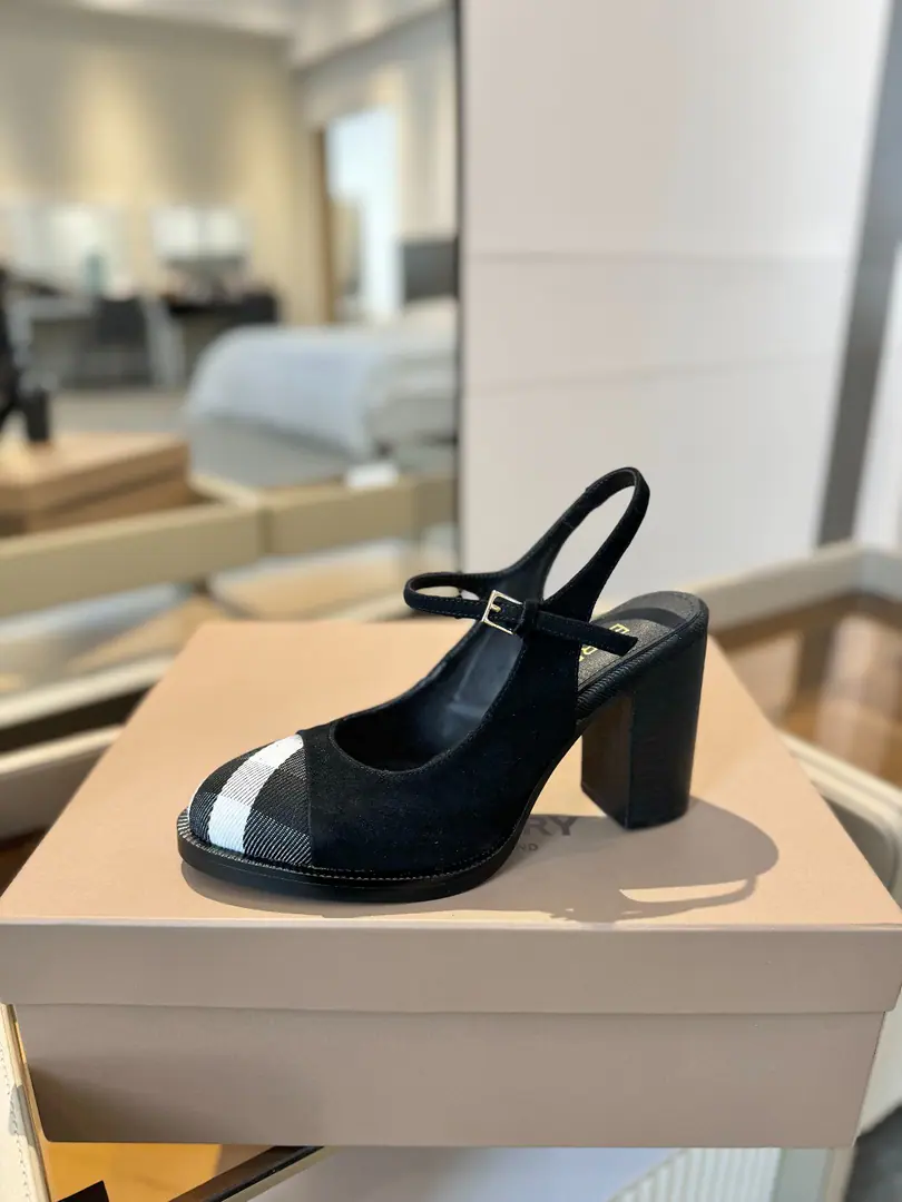 Burberryy 𝑩𝒖𝒓𝒃𝒆𝒓𝒓𝒚𝒚 💝 👠 𝘽𝙪𝙧𝙗𝙚𝙧𝙧𝙮𝙮 Bobley.2025The new exclusive has been launched. It's a classy, intelligent style. 💋High heels. 🎉BURBERRYBobley England.🇬🇧Luxury brands, Original1:1Copy, Synchronize new cabinets A high heels with grace., Decoration branding pattern. 🆕🆕🆕 ✅Fabulous.: Original Gear ✅Otsumi!: The original is really a big one. ✅He's tall.: 9.5𝙘𝙢 ✅Codes: 𝟑𝟒-𝟒𝟏（𝟑𝟒.𝟒𝟎.𝟒𝟏Do it.）