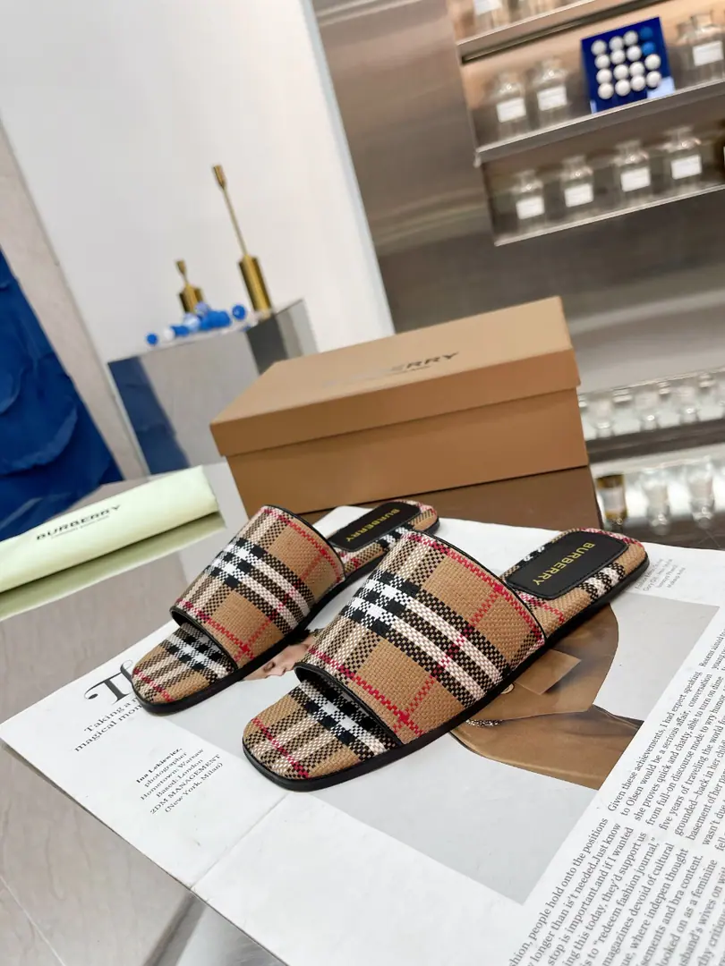 🌈🌈🌈New stuff on the shelf.☘️☘️Burberry Boboli's a rough guy., Flat slippers.🌺🌺🌺Channel cargo A sulfide slipper with a papolis.🌈🌈It has to be the same.！🌺🌺The shoe face is made of a Barboli cow., In the skin and feet., Original Open button, The extremely soft leather material is perfectly compatible with the two-foot curve of embroidery.. ❤️❤️Barboli's all vulcanized., The new smoothing and grinding of the bottom line is a natural display., It's not the original technology., 🍎🍎It's a tough process., Flat, Bold5.5.Simulate the skin., Codes:35~42(35.40.41.42No re-election.)