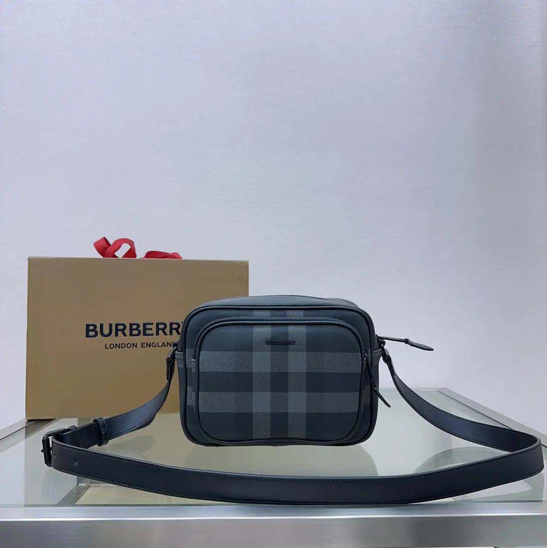 Special level BHome's newest gray slant backpack., Decoration of brands, big-coat and logo design, There's a demudiable leather belt.. At least of the main materials of this fine item 30% From bio-based materials. Bio-based materials are mainly derived from renewable natural resources such as plants and ricin oil. 22.5 x 6 x 16cm🌟34814