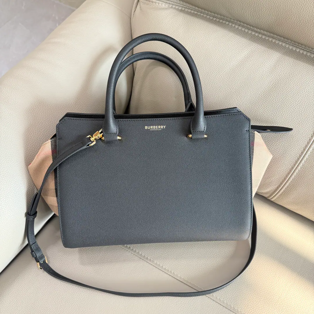 Special level BMy handbags are slanted., The classic cotton-stylish canvassing of the cow's skin., Pocket zipper design, Both sides can be convexed and expanded., Multiple backsliding., You can carry it. It's slashable.！The top is amazing., Dimensions: 32.5x23.5×14 Model4731