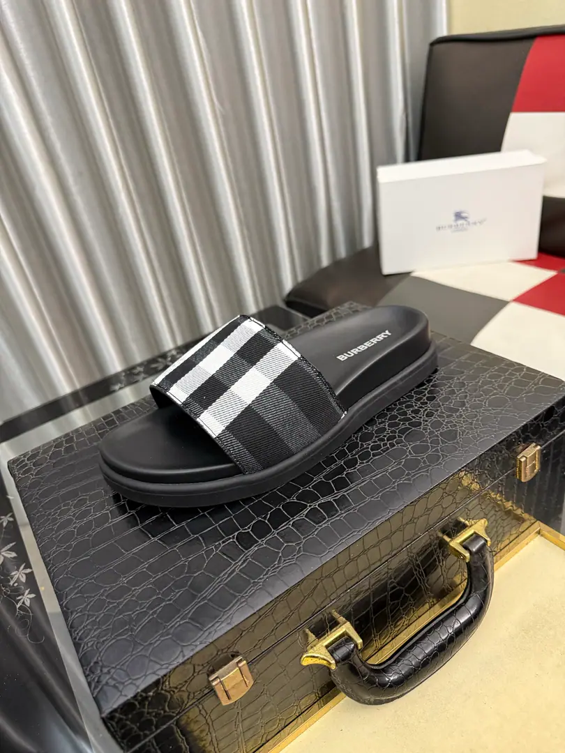 Get out of the factory.⌚⌚Burberry - Boboli slippers., Summer's new classic-cut slippers.Vintage The retro-gauge slippers. The twigs make comfort in wearing the experience. Shoe.: PVC %Heat-plastic polyurethane Shoes under the sole.: %Rubber Setup Design Sides are. Burberry Stereo-letter logo BurberryClassic-cut sandals. This classic pair of green sandals is from...Burberry (Bobley.). Design Details: Clipping, haymarketSquare Stripes, Show your toes., The side is marked with a pebbles brand., - Scalpel shoes. Size: 38-44（45Do it.）