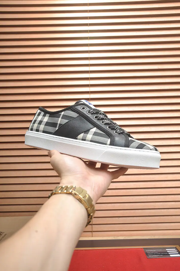 Get out of the factory. 【burberry- Boboli.】Classic low-band sneakers.｜Imported cattle skin with classic glycerine.｜In the cow's skin.｜Original Base｜The finest things to wear are comforts. Size: 38-44（45Do it.）